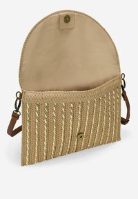 Bolso redondo de material trenzado en beige con acentos dorados, que cuenta con un cierre magnético y una correa ajustable marrón.