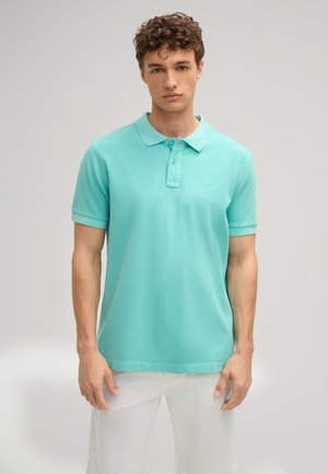 Türkises Poloshirt aus weichem Stoff, mit klassischem Kragen und einer knopfüberdeckten Leiste mit zwei Knöpfen. Kurze Ärmel und gerader Saum.