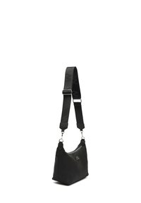 Černá ramenní taška vyrobená z texturovaného materiálu, s jednoduchým designem, nastavitelným popruhem a stříbrným kováním.