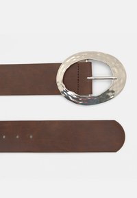 Hnedý kožený opasok s veľkou, kováčsky tvarovanou striebornou oválnou prackou. Opasok má rovnomerne rozmiestnené diery a zaoblený koniec.