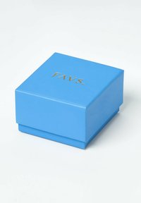 Blaue, Kartonverpackung mit glatter Oberfläche, die goldene Lettern "FAVS." auf der Oberseite zeigt. Quadratische Form mit einem Schiebedeckel.