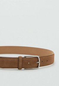 Bruine suède riem met een gladde textuur, voorzien van een zilveren metalen gesp, net gestikte randen en vijf verstelgaten.