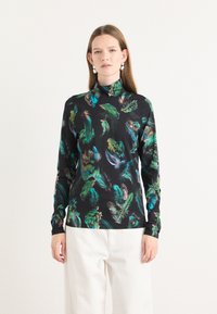 Tricou cu mânecă lungă și guler înalt, de culoare neagră, cu modele colorate de pene. Materialul este neted, cu un design ajustat și guler înalt.