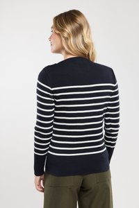 Sweter w marynarskie paski z białymi poziomymi paskami, ściągaczowym dekoltem i mankietami, dopasowany krój, miękka tekstura i prosta konstrukcja.