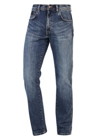 Vaqueros azules de mezclilla con un ajuste clásico de pierna recta, que presentan un cierre frontal con botones, cinco bolsillos y detalles desgastados.