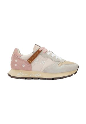 Sneaker in suede e mesh rosa e beige con lacci bianchi, dettagli floreali sul tallone, etichetta "Gold Edition" e scritta "Run faster" sulla suola.