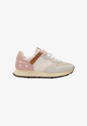 Sneaker in suede e mesh rosa e beige con lacci bianchi, dettagli floreali sul tallone, etichetta "Gold Edition" e scritta "Run faster" sulla suola.