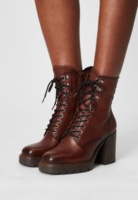 Tamaris Botines de tacón - cognac