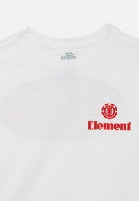 Witte katoenen T-shirt met een ronde halslijn. Rood "Element" logo aan de linkerkant, met daarboven een cirkelvormige afbeelding in lichtblauw.