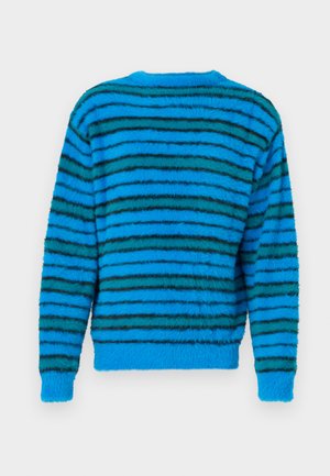 Sweater azul fuzzy com riscas horizontais pretas, decote redondo e punhos canelados. Textura suave; comprimento médio com um ajuste solto.
