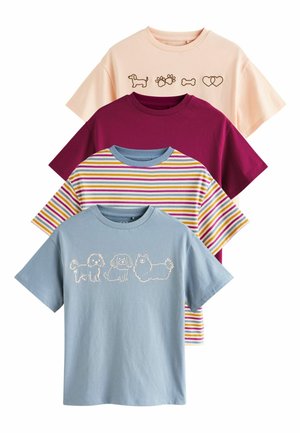 Vier T-Shirts in Pfirsich, Burgunderrot, Hellblau und gestreiftem Design. Das blaue Shirt zeigt Hundillustrationen; die anderen haben verschiedene Muster.