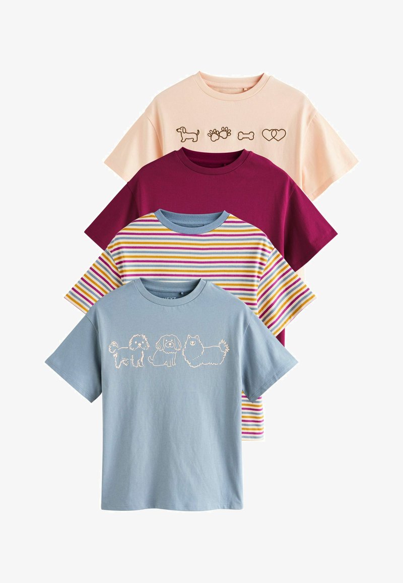 Quatre t-shirts en pêche, bordeaux, bleu clair et un modèle rayé. Le t-shirt bleu présente des illustrations de chiens ; les autres ont différents motifs.