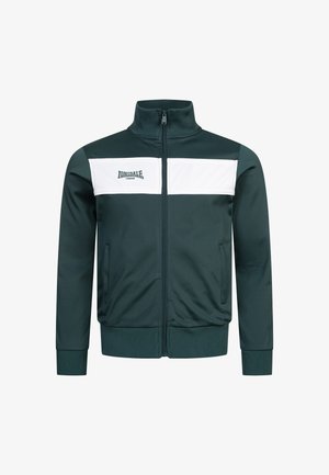 Grüne Zip-Jacke aus glattem Material, mit weißen horizontalen Streifen auf der oberen Vorderseite, Rippbündchen und einem Logo auf der Vorderseite.