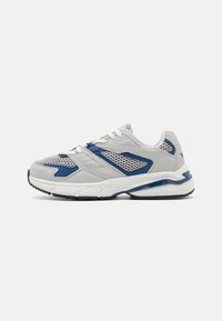 Männer Laufschuhe aus grauem Mesh mit blauen Akzenten, mit einer gepolsterten Sohle und strukturierten leichten Materialien. Klassisches Schnürdesign.