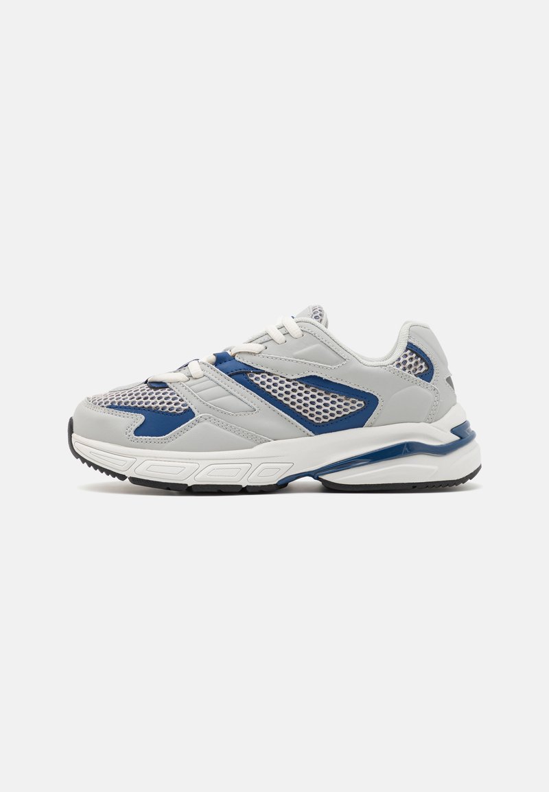 Männer Laufschuhe aus grauem Mesh mit blauen Akzenten, mit einer gepolsterten Sohle und strukturierten leichten Materialien. Klassisches Schnürdesign.