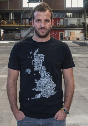 Zwarte t-shirt met een witte grafische kaart van het VK, samengesteld uit stadsnamen en herkenningspunten, korte mouwen, reguliere pasvorm.