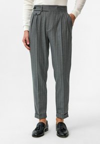 Grijze gestreepte broek met een getailleerde pasvorm, met hoge taille, twee knoopaccenten en opgerolde manchetten. Gemaakt van gestructureerde stof.