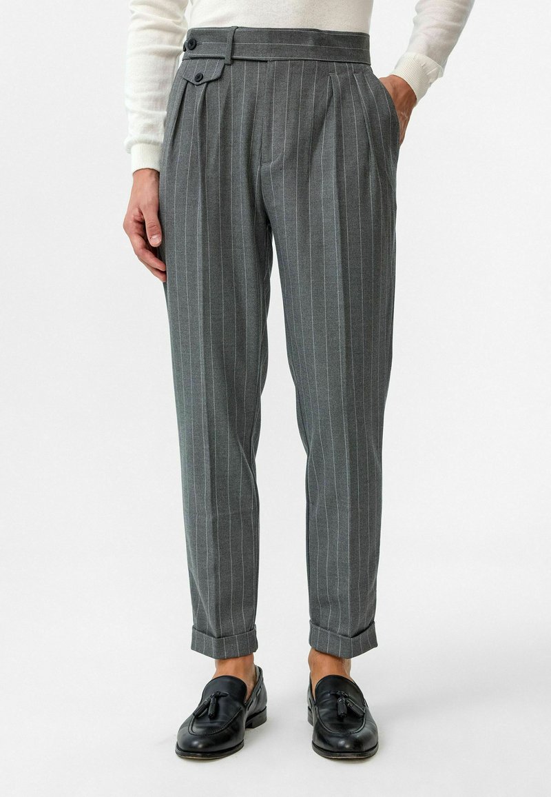 Grijze gestreepte broek met een getailleerde pasvorm, met hoge taille, twee knoopaccenten en opgerolde manchetten. Gemaakt van gestructureerde stof.