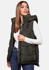 Gilet rembourré vert foncé avec capuche, fermeture éclair à l'avant et logo décoratif. Le tissu présente des coutures matelassées horizontales et des accents de boutons-pression.