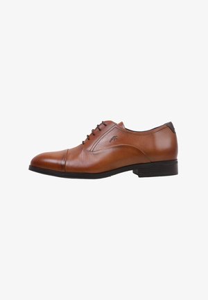 Zapato de vestir de cuero marrón con un acabado suave, punta redondeada y diseño de cordones con seis ojales. Suela de goma negra con un sutil patrón de tracción.
