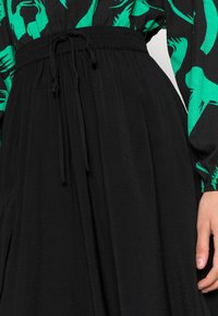 Gina Tricot LOLLO SKIRT - Saia evasé - black