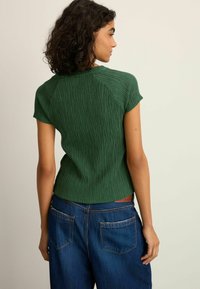 Next REGULAR FIT - RAGLAN SHORT SLEEVE TEXTURED  - Paprasti marškinėliai - green