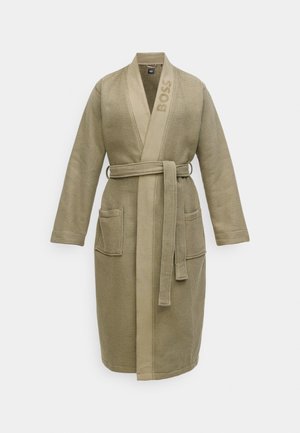 Robe de banho bege com textura de waffle, gola xale, dois bolsos frontais, cinto na cintura e logótipo "BOSS" na borda da gola.