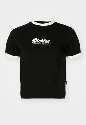 Juodas medvilnės marškinėliai su balta apykakle ir rankovių kraštais. Priekyje yra baltas logotipo tekstas: "Dickies Workwear Company." Trumpomis rankovėmis.