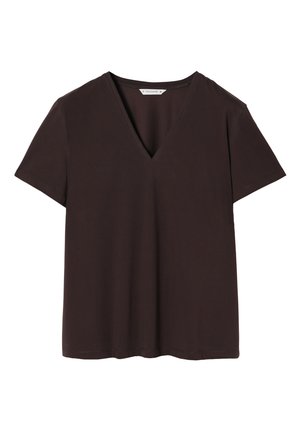 Tumepruun T-särk pehmest kangast, millel on sügav V-kaelus, lühikesed varrukad ja sirge ääreline koos peente õmblusdetailidega.