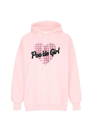 Lyserød hættetrøje med frontlomme, snore og et ternet hjerte-design med teksten "Pookie Girl" i sort kursiv.