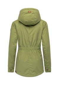 Giacca verde con cappuccio realizzata in tessuto liscio e durevole. Presenta un elastico in vita, polsini con bottoni e un'etichetta con logo sulla parte superiore della schiena.