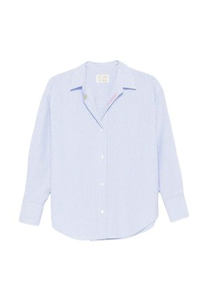 Camisa de botones con rayas verticales en azul claro y blanco, con mangas largas, cuello y detalle bordado de margarita cerca del botón superior.
