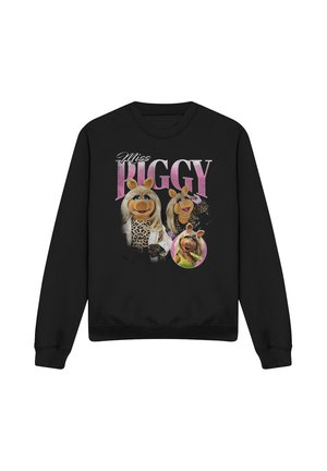 Schwarzer Sweatshirt mit drei Bildern von Miss Piggy, die Leopardenmuster und eine weiße Jacke trägt, mit rosa "Miss Piggy" Text oben.