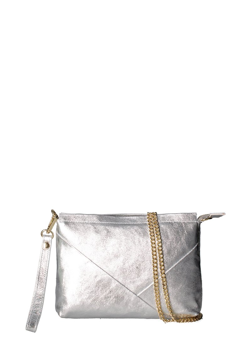 Borsa a pochette metallica argento in pelle. Presenta una chiusura con zip, un manico a polso staccabile e una tracolla in catena dorata per una maggiore versatilità.