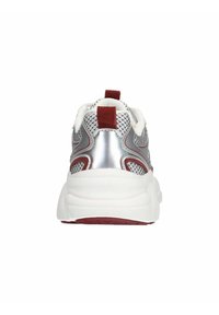 Sneakers met een metalen zilveren mesh bovenkant, rode accenten en een dikke witte zool. Bevat een rode stoffen hiel lus en gestructureerde details.