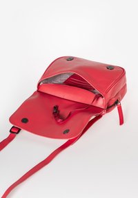 Rote Leder-Schultertasche mit Klappenverschluss, ausgestattet mit zwei schwarzen Knöpfen, einer Reißverschlusstasche und Innenfächern für Karten. Glatte Textur.