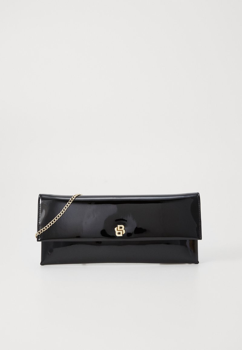 Schwarze Lackleder-Clutch mit goldener Kettenriemen, einem schlichten Klappen-Design und geprägtem Logo auf der Vorderseite. Glatte, glänzende Oberfläche.