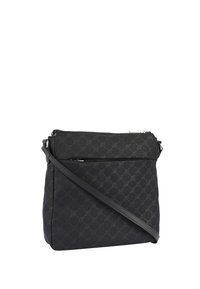 Borsa a tracolla nera in tessuto testurizzato con un motivo sottile; presenta una parte superiore con zip e una tasca frontale, oltre a una tracolla regolabile e resistente.