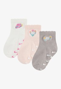 Dreierpack Knöchelsocken in Weiß, Rosa und Grau. Jede Socke hat ein einzigartiges, gesticktes Blumenlogo sowie gerippte Bündchen. Weicher Stoff.