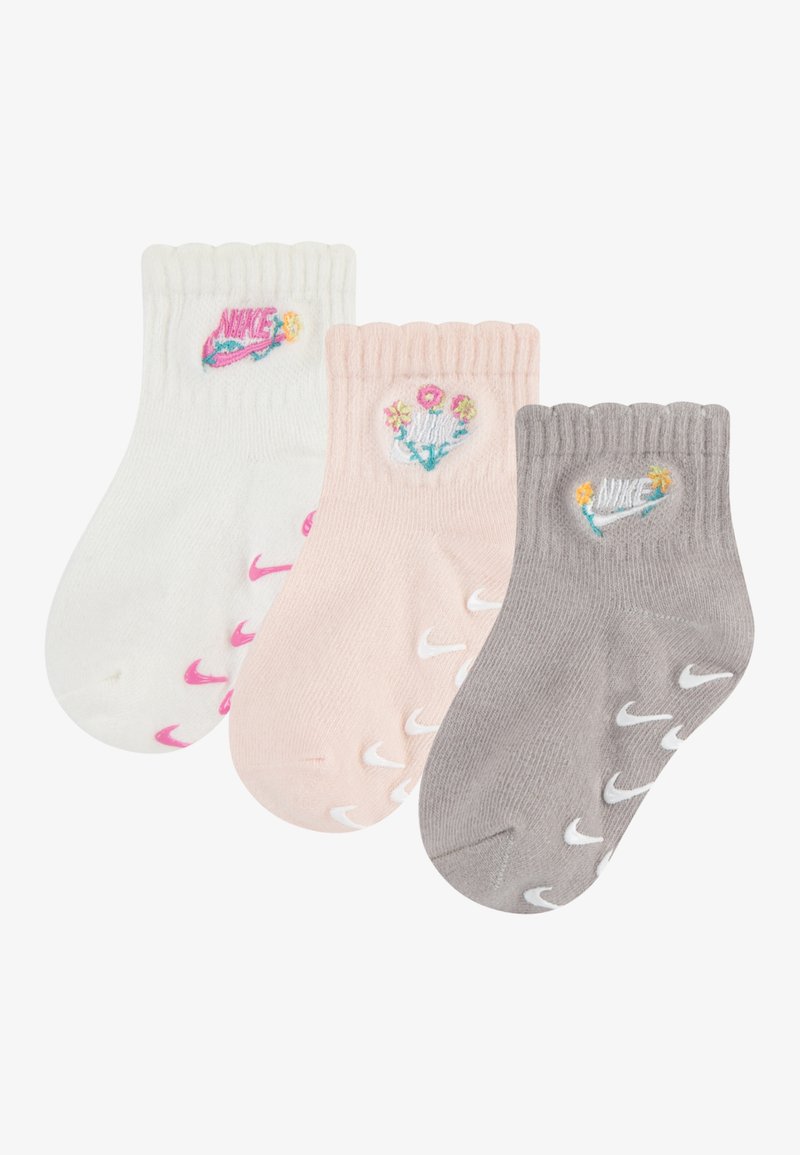 Dreierpack Knöchelsocken in Weiß, Rosa und Grau. Jede Socke hat ein einzigartiges, gesticktes Blumenlogo sowie gerippte Bündchen. Weicher Stoff.