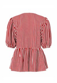 Blouse rayée verticalement rouge et blanche avec manches bouffantes longueur coude et taille péplum froncée.