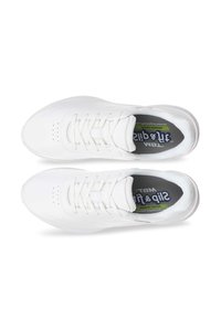 Zapatillas deportivas blancas con parte superior sintética lisa, cierre de cordones, cuello acolchado y plantilla texturizada. Suela de goma para mayor tracción.