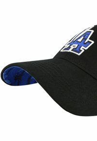 Schwarze Baseballmütze mit einem erhabenen blauen und weißen Logo auf der Vorderseite, verziert mit einem gemusterten blauen Innenfutter und einem gebogenen Schirm.