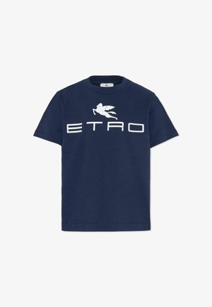 Camiseta azul marino de manga corta con letras blancas "ETRO" y un gráfico de un caballo alado encima del texto en el pecho.