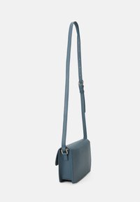 Borsa a tracolla rettangolare in pelle blu texturizzata, dotata di una tracolla regolabile e un design semplice con una silhouette elegante.