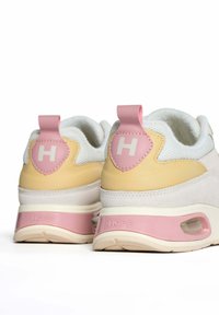 Die Sneakers haben ein beige-rosa Design, mit einem strukturierten Stoffobermaterial, glatten Akzenten und einem Logo auf der Ferse. Gepolstertes Sohlen-Design.