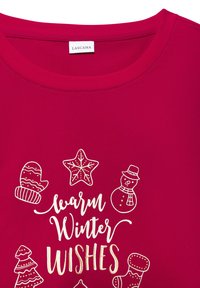 Rotes Shirt mit weißen und goldenen winterlichen Illustrationen, einschließlich eines Handschuhs, eines Sterns, eines Schneemanns, eines Weihnachtsbaums und eines Strumpfes, mit dem Text "warme Winterwünsche."