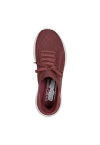 Baskets slip-on Skechers bordeaux avec un dessus en maille texturée et des lacets ton sur ton. Semelle blanche, semelle intérieure douce et logo visible sur la languette.