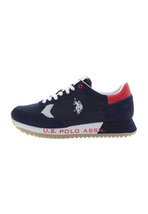 Navyblaue Sneakers mit Obermaterial aus Wildleder und Mesh, weißen Schnürsenkeln, roten Akzenten sowie dem "U.S. POLO ASSN." Logo an der Seite und Ferse. Gummisohle.