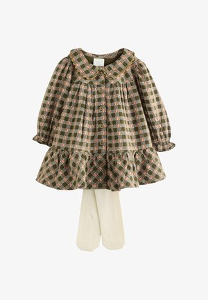 Vestido a cuadros verdes con acentos florales, dobladillo con volantes y cuello; combinado con medias color crema. Presenta cierre de botones y mangas abombadas.